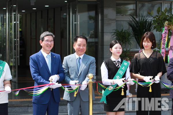 (좌측부터) 김학용 의원, 박병일 설립자, 가온고등학교 학생, 백정원 이사장이 커팅식을 하고 있다. (사진=가온고등학교)