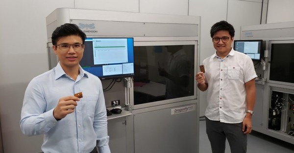 ▲ 전자 3D 프린터는 로봇과 센서의 시제품 제작 속도를 높일 전망이다. 홍콩 시립대 연구진이 장치를 선보이고 있다.