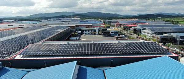 진곡산단 소재 천우에너지의 공장 지붕에 설치된 1.2MW급 태양광발전 시설. [사진=산업부] ©AI타임스
