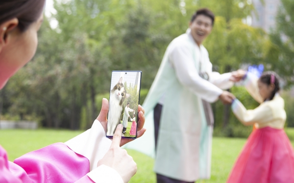 SK텔레콤은 스마트폰으로 ‘자이언트 캣’ ∙ ‘자이언트 비룡’을 만날 수 있는 ‘5GX부스트파크를 전국 14곳으로 확대했다. 사진은 모델이 여의도공원에서 ‘Jump AR’앱을 통해 ‘자이언트 캣’을 즐기는 모습 (사진출처 = SK 텔레콤)