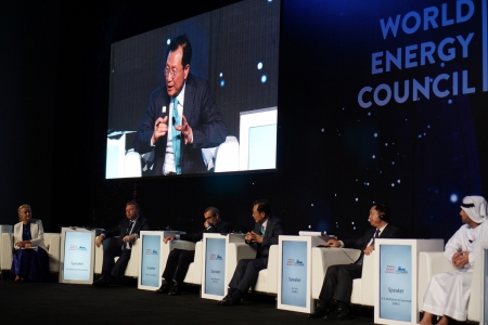 김종갑 한전 사장(사진 왼쪽에서 네번째)은 WEC 패널토론서 글로벌 에너지기업 리더들과 에너지 전환시대에 맞는 원자력의 도전과제와 극복방안 등에 대한 의견을 나눴다. [사진=한전]