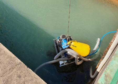 당진화력본부 폐수조 앞에 있는 수중청소로봇의 모습. [사진=동서발전]