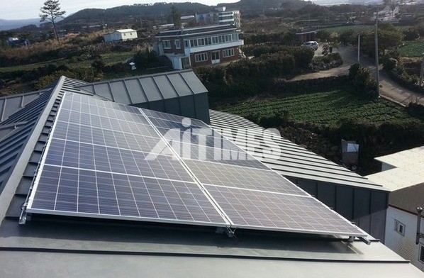 주택 지붕에 설치된 태양광발전설비 (사진출처 = 제주도)