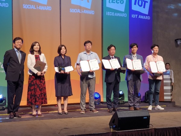 서울 양재 엘타워에서 개최된 ‘인터넷 에코어워드 2019’에서 대상을 수상한 한국에너지공단 및 관계자들 (사진출처=한국에너지공단)