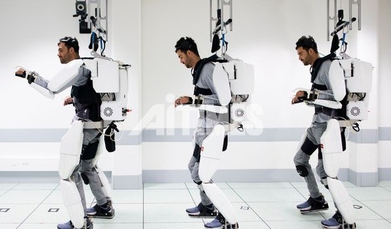 뇌신경과 로봇 기계장치를 결합해 걷기에 성공한 전신마비 환자 '티보' (사진=연합뉴스)