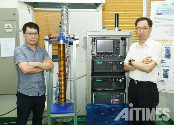 ▲ 플라즈마 활성수 대용량 제조기술 개발자인 한국전기연구원 조주현 박사(왼쪽)와 진윤식 박사(오른쪽) (사진=KERI 제공) ©AI타임스