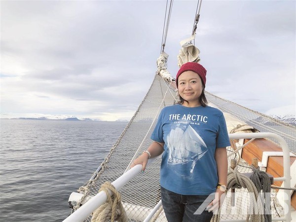 치안이 북극 여행중 포즈를 취하고 있다. (사진= ©AI타임스