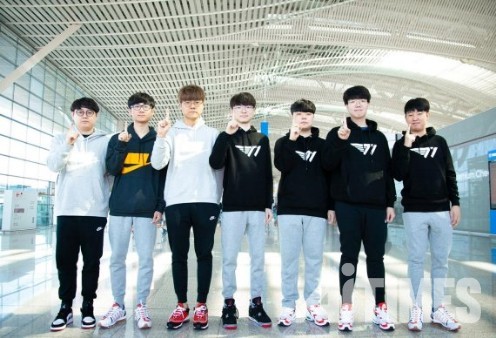 T1 '리그 오브 레전드' 팀의 프로 선수들이 8일 인천공항에서 '월드챔피언십' 참가를 앞두고 승리 포즈를 취하고 있다. SKT 제공