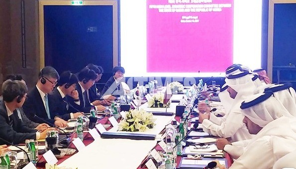 성윤모 산업통상자원부 장관이 13일(현지시각) 카타르 도하 그랜드하얏트호텔에서 알리 빈 아흐메드 알 쿠와리 카타르 통상산업부 장관과 '제5차 한-카타르 고위급 전략협의회' 회의를 하고 있다. (사진출처 = 산업통상자원부)