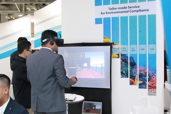 2017년 코마린 전시회에서 관람객이 VR을 체험하는 모습. (사진출처 = 한국선급)