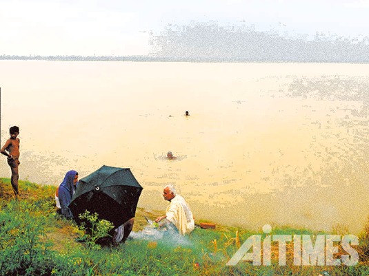 ▲인도 갠지스강 연안에서는 농가를 중심으로 많은 사람이 물에 기대어 살고 있다. ©AI타임스