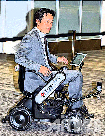 ▲ 전동 휠체어를 탄 아즈마 다이스케 교수가 후쿠오카 공항에서 실증 실험을 하고 있다.(사진=후쿠오카 공항) ©AI타임스