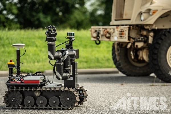 ▲로봇 조작기의 줄임말인 RoMan은 팔과 손을 가진 무한궤도 장착 로봇이다. 군 차량 경로에서 무거운 물체나 다른 도로 파편 제거를 위해 운용된다. (사진=미 육군)©AI타임스