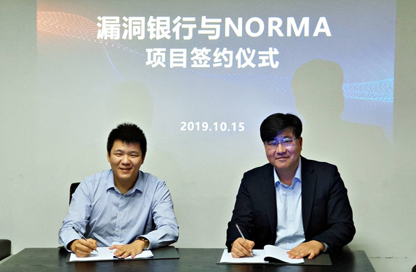 노르마의 정현철 대표(오른쪽)가 버그뱅크와 IoT 케어 수출 계약을 체결하고 있다. (사진출처 = 노르마)