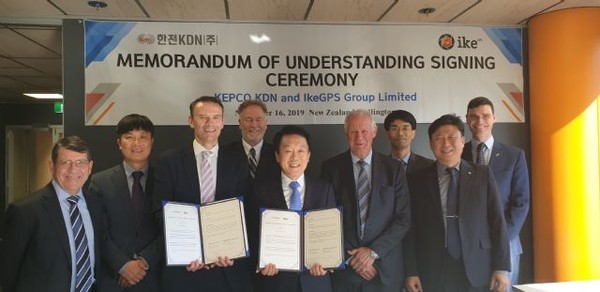 김장현 한전KDN ICT사업본부장(왼쪽 다섯번째)과 IkeGPS 그룹 관계자들이 협약을 체결한 후 기념촬영을 하고 있다. (사진출처 = 한전KDN)