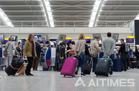 세계에서 가장 혼잡한 공항 중 하나인 히드로 공항 (Heathrow Airport)에서 탑승 수속을 진행 중인 승객들 (사진=Shutterstock)