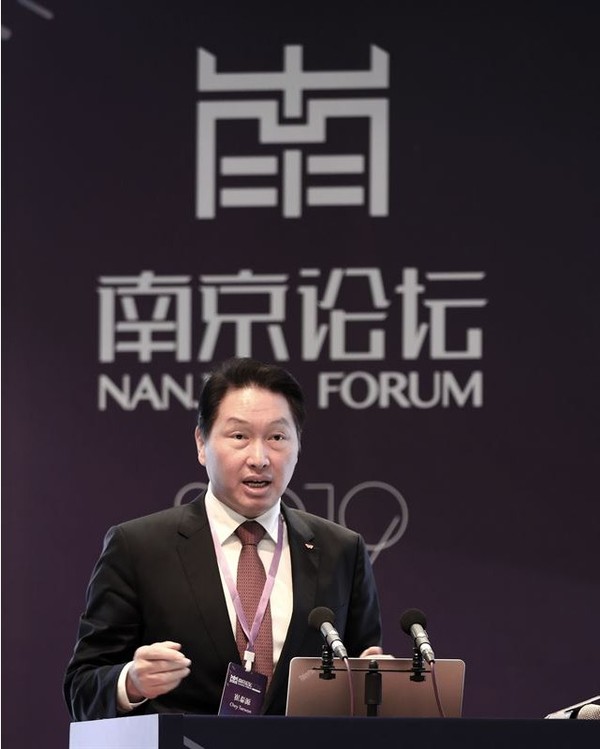 최태원 SK 회장이 23일 중국 장쑤성 난징대학교에서 열린 '2019 난징포럼'에서 개막연설을 하고 있다. (사진 제공=SK그룹)
