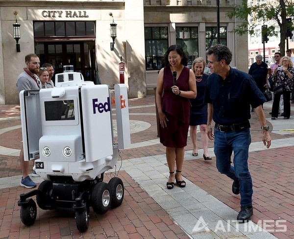 단 하루에 뉴욕시를 헤집어 놓은 페덱스사 배달 로봇. (사진=Union Leader 제공). ©AI타임스