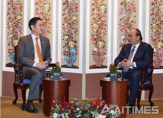 이재용 삼성전자 부회장(왼쪽)과 응우옌 쑤언 푹 베트남 총리가 그랜드하얏트 호텔에서 삼성의 베트남 사업에 대해 논의하고 있다. (사진 제공=연합뉴스)