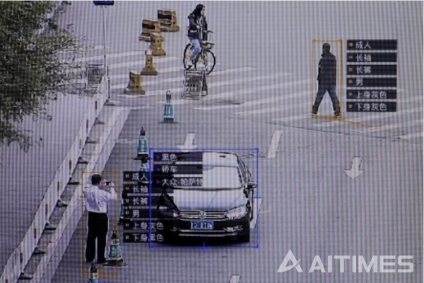 안면인식기술 개발회사 센스타임의 감시 소프트웨어가 사람 뿐 아니라 자동차 정보도 실시간으로 추적한다. (사진 출처=월스트리트저널) ©AI타임스