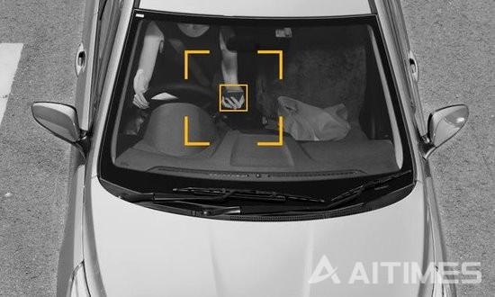운전 중 휴대전화 사용 여부를 AI 카메라가 식별하는 장면 (동영상 캡쳐=뉴사우스웨일스州 교통부 유튜브)