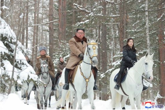 김정은 북한 국무위원장이 군마를 타고 백두산 등정을 하는 모습. 오른쪽은 부인인 리설주.(사진=조선중앙통신) ©AI타임스