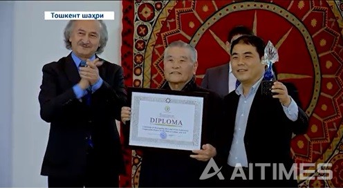 우즈베키스탄 국제비엔날레에서 그랑프리를 수상한 김기 궁시장. (사진=광양시 제공). ©AI타임스