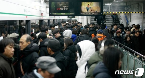 6일 오전 서울 신도림역 까치산행 2호선 신정지선 열차 승강장에서 승객들이 승하차하고 있다. (사진 제공=뉴스1) ©AI타임스