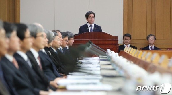 김명수 대법원장이 6일 서울 서초동 대법원에서 열린 전국법원장회의에서 인사말을 하고 있다. (사진 제공=뉴스1) ©AI타임스