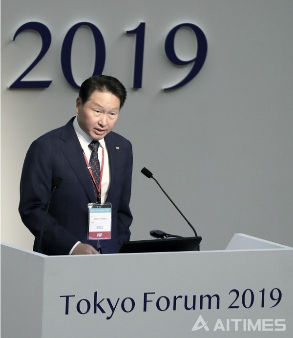 최태원 SK그룹 회장이 6일 일본 도쿄대에서 열린 ‘도쿄포럼 2019’ 개막식에서 연설을 하고 있다. (사진 제공=SK) ©AI타임스