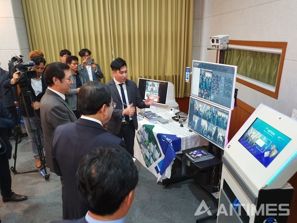Le PDG de NETON, Myeong Hong-cheol, a présenté ses technologies de reconnaissance faciale. ©AI타임스