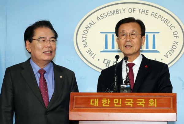 기자회견을 하는 원혜영, 백재현 의원 (사진 제공=뉴스1) ©AI타임스