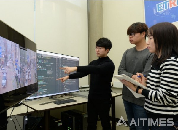 ETRI 연구진이 CCTV에서 AI(인공지능)가 객체를 인식하는 기능을 확인하는 모습. (사진 제공=ETRI) ©AI타임스