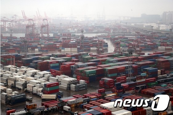 관세청은 16일 연간 누계 무역액이 1조 달러를 돌파했다고 밝혔다. (사진 제공=뉴스1) ©AI타임스