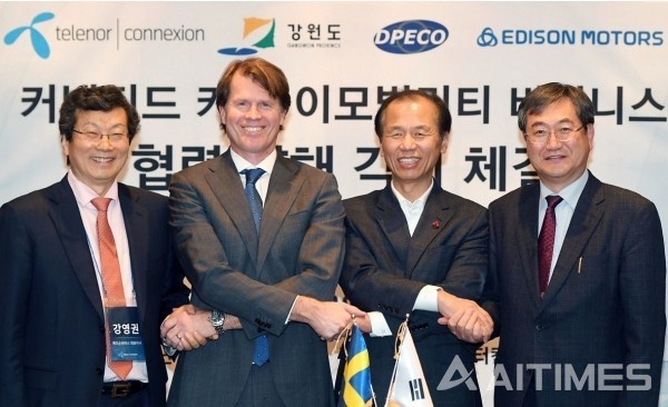 (왼쪽부터) 강영권 에디슨모터스 대표, 마츠 륀드퀴스트 텔레노어커넥션 CEO, 최문순 강원도지사, 송신근 디피코 대표가 MOU를 체결했다. ©AI타임스