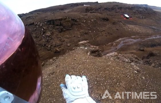 화성 지형과 가장 유사한 캐나다 데번 섬에서 스마트 장갑을 이용해 드론을 조작하는 모습 (동영상 캡쳐=MARS ON EARTH: Astronaut Smart Glove/ P.Lee 유튜브)