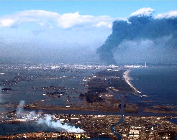 ▲ 2011년 3월 12일 동 일본 대지진 발생 다음날 아침, 쓰나미가 덮친 센다이 시 해안 모습. 사진 속 항만의 석유 관련 시설에서 화재가 계속되고 있다.