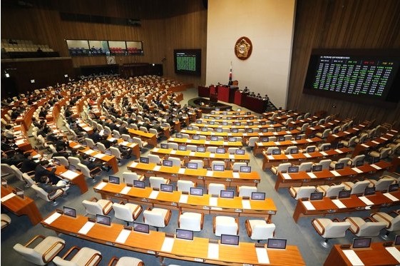 9일 오후 서울 여의도 국회 본회의장에서 열린 제374회 국회(임시회) 제2차 본회의가 자유한국당 의원들이 참석하지 않은 가운데 열리고 있다. (사진 제공=뉴스1)©AI타임스
