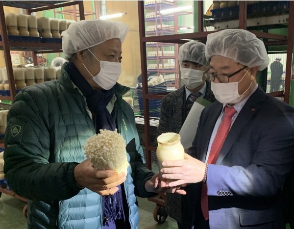 박일준 한국동서발전 사장(오른쪽)이 그린피스농원 관계자로부터 버섯 생산시설에 대한 설명을 듣고 있다. (사진 제공=동서발전) ©AI타임스