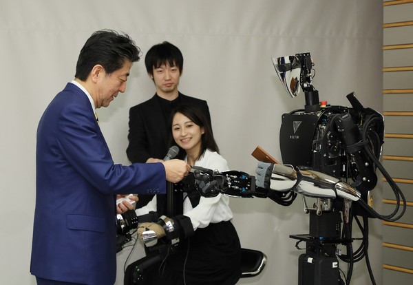 ▲로봇과 명함을 주고받는 아베 총리 (사진=일본 총리관저 제공)©AI타임스