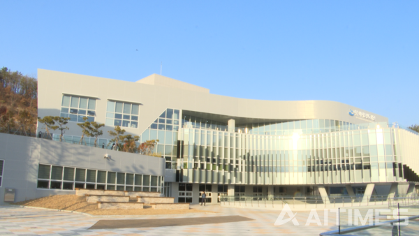 Outside of The Yeosu Yi Sun-sin Library. ©AI타임스