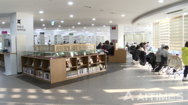 이순신 도서관 3층 일반자료실 '이순신 아카이브'에서 시민들이 책을 보고 있다. ©AI타임스