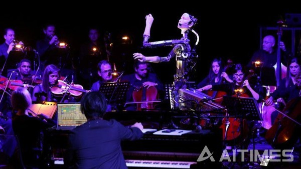 반은 인간의 모습을 한 안드로이드 로봇 '얼터3'가 오케스트라 지휘를 맡고 있다. (사진=로이터 통신). ©AI타임스