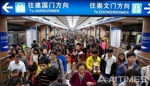 코로나바이러스 보유 환자 추출을 위해, ‘적외영상 온도 스캐너’, ‘휴대용 체온계’를 비롯하여 ‘AI 안면인식 스캐너’까지 비치된 중국 베이징의 지하철역 (사진=Shutterstock)