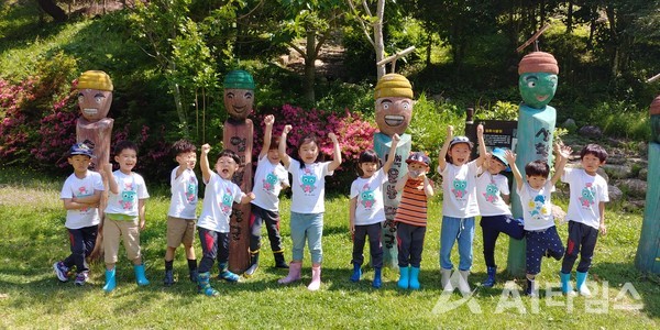 지난해 완도수목원 '유아숲체험 프로그램' 참가 어린이들. (사진=전남도 제공). ©AI타임스