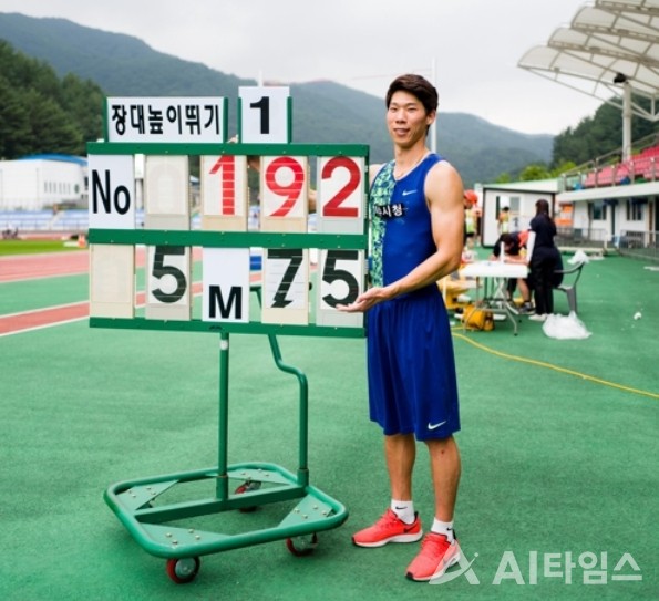지난해 8월 2019태백전국실업육상대회에서 5m 75cm를 기록하며 자신의 한국신기록을 경신한 진민섭 선수. (사진=여수시 제공). ©AI타임스