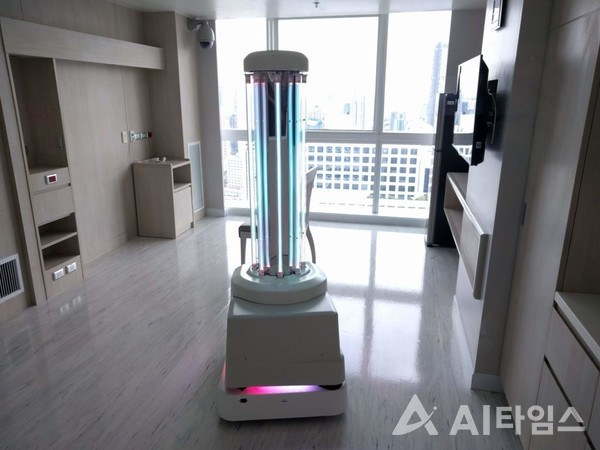 우한병원에서 코로나19 경증환자 격리병실에 도입한 UVD로봇. (사진=UVD Robot). ©AI타임스