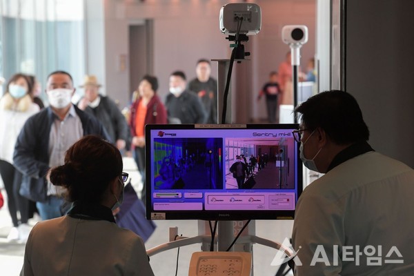 선전공항에서 AI 기반 열감지 시스템을 통해 입국자들을 확인하고 있다. (사진=Getty Images.) ©AI타임스