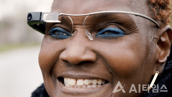 구글 글래스와 엔비전이 협업해 개발한 시각장애인을 위한 스마트안경. (사진=Envision). ©AI타임스