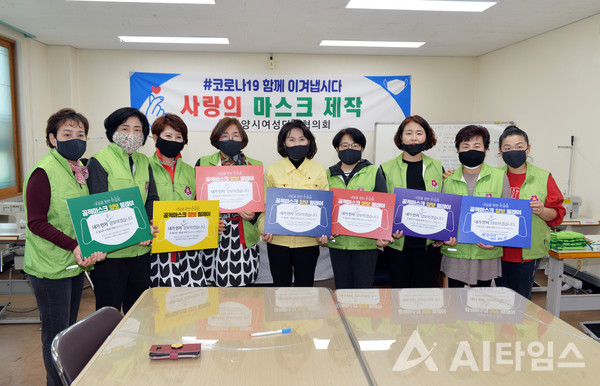 광양시의회는 지난 20일 필터 교체용 면 마스크 제작 현장을 찾아 자원봉사자들의 노고를 격려했다. (사진=광양시의회 제공). ©AI타임스